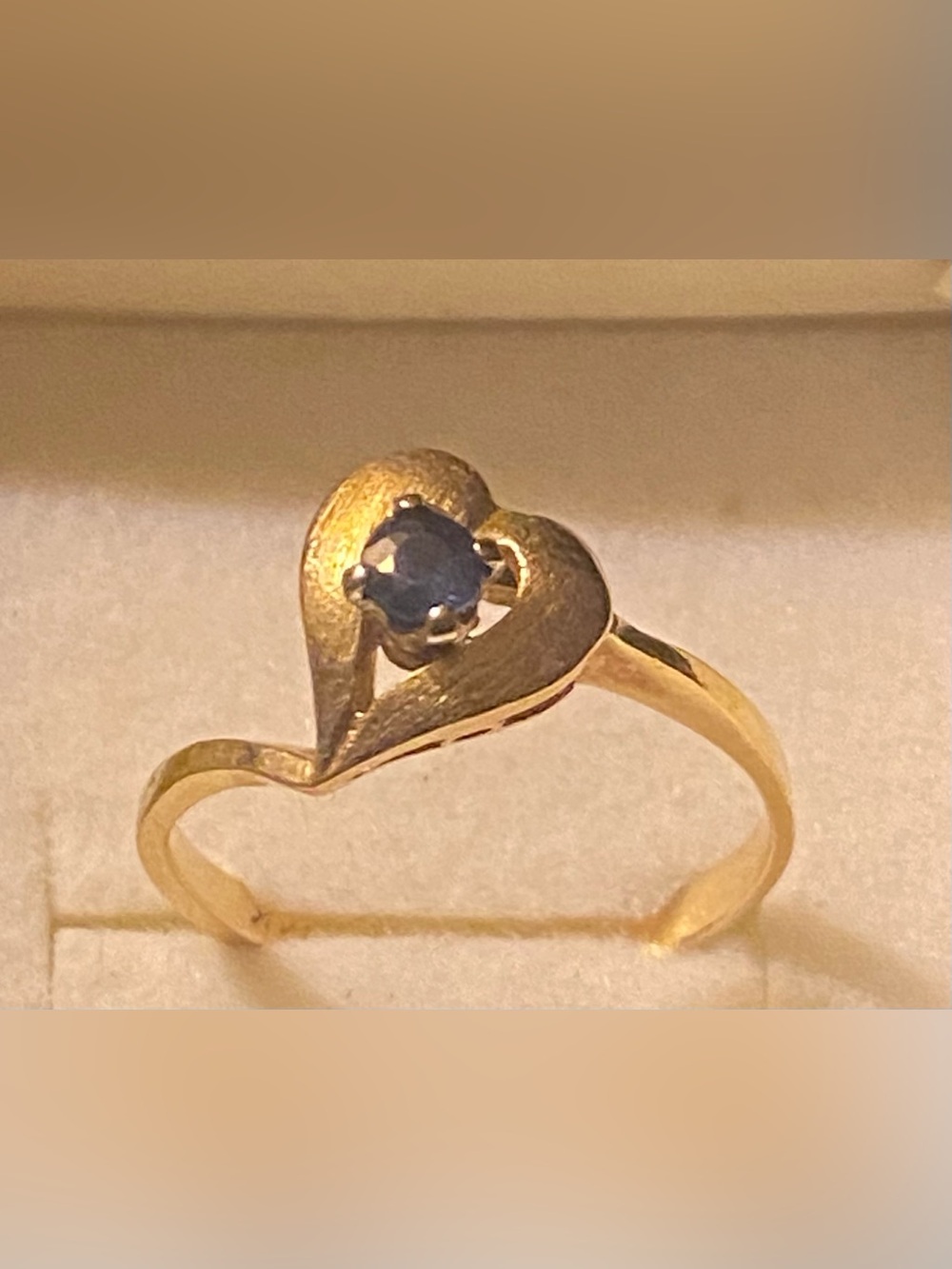 14KT Gold Heart Ring Featuring a Central Blue Gemstone Size 4 3/4 1.90 grams